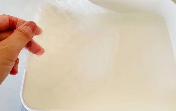 ライスペーパーを水で戻している画像（撮影:エニママ）