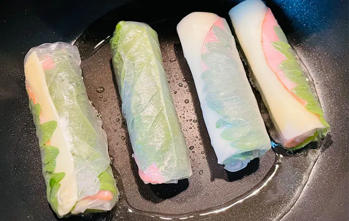 巻いたものをフライパンに並べて焼いている画像（撮影:エニママ）