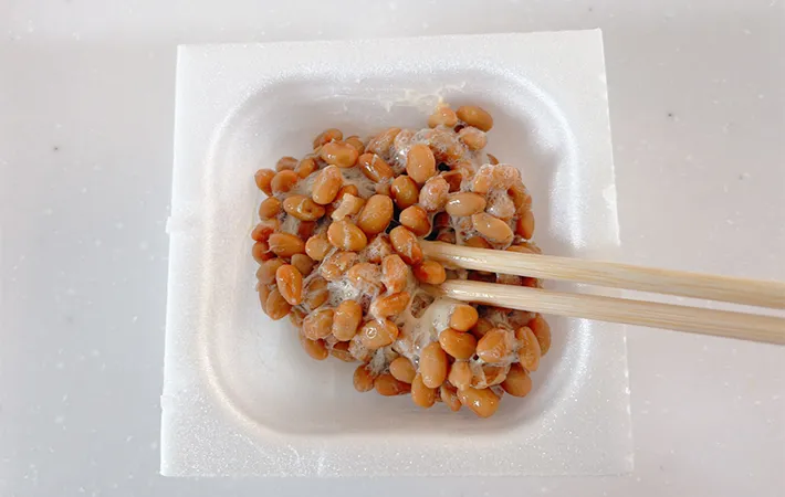 納豆を混ぜている画像（撮影：エニママ）