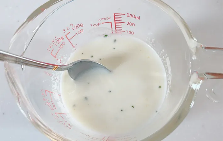 スープの粉末と牛乳を混ぜている画像（撮影：エニママ）