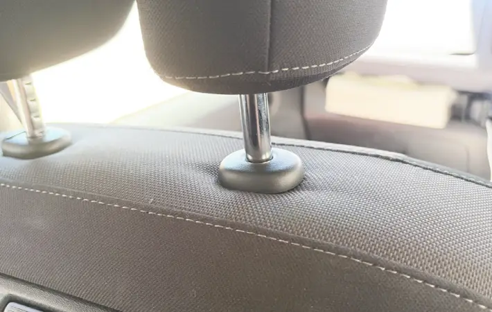 車のヘッドレストの画像（撮影：エニママ）