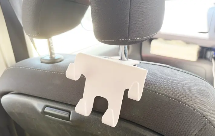 ヘッドレストにマルチフックを付けた画像（撮影：エニママ）