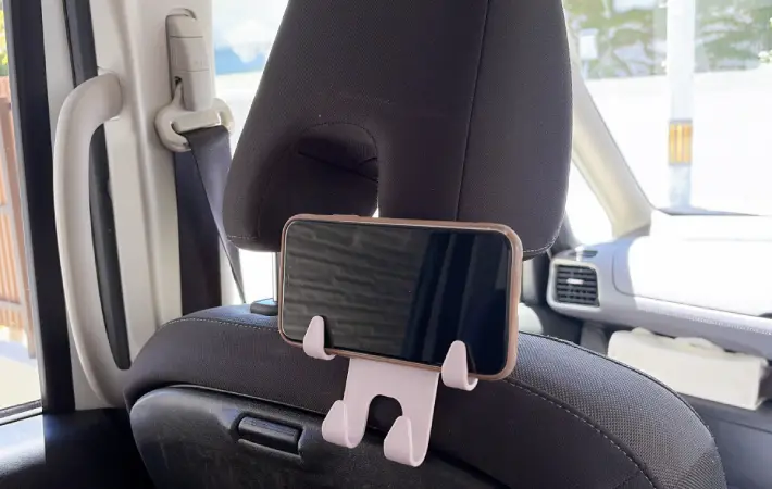 マルチフックをスマホスタンドにしている画像（撮影：エニママ）