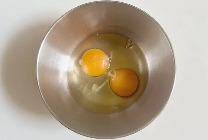 ボウルに卵2個を割り入れた画像（撮影：エニママ）