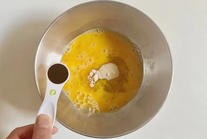 醤油と砂糖を加える画像（撮影：エニママ）