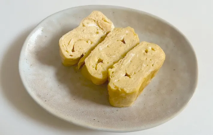 カットして器に盛りつけた玉子焼きの画像（撮影：エニママ）
