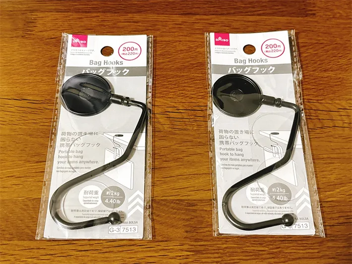 ダイソーのバッグフックの写真（撮影：grapeライフハック編集部）