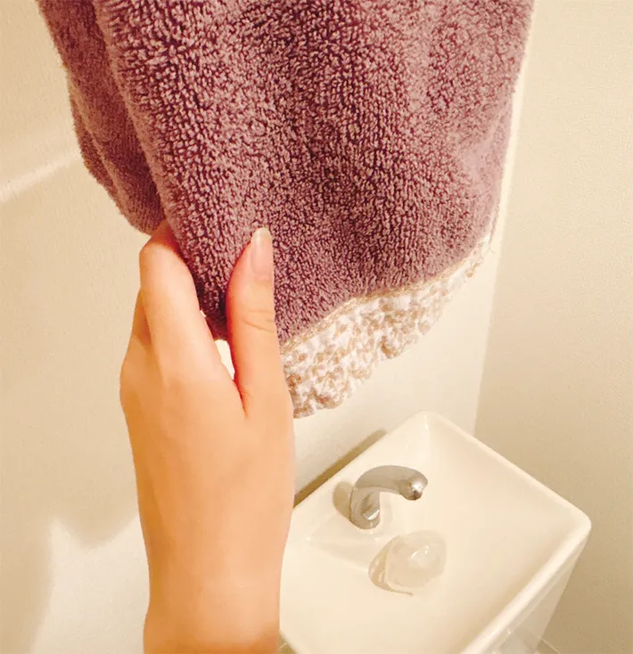 タオルとトイレタンクの写真（撮影：grapeライフハック編集部）