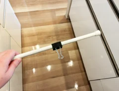 つっぱり棒の活用写真（撮影：grapeライフハック編集部）