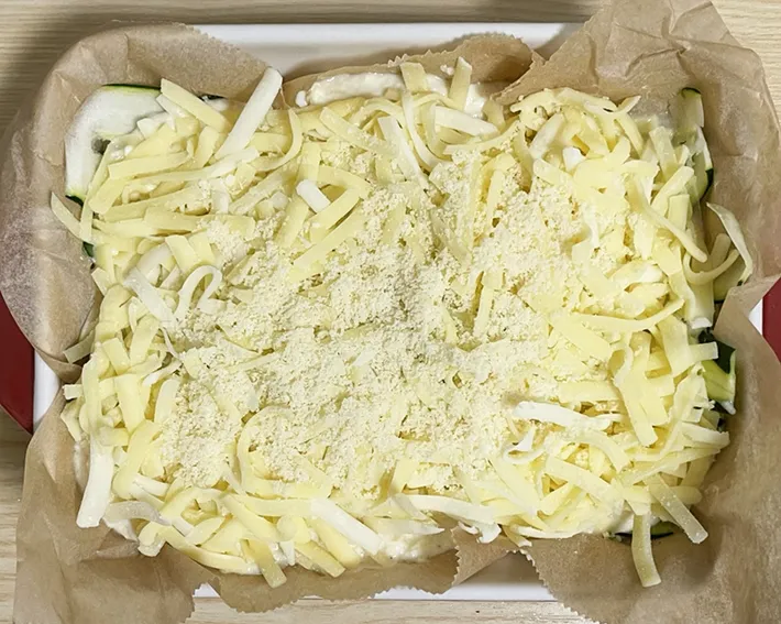 チーズをかける写真（撮影：grapeフード編集部）