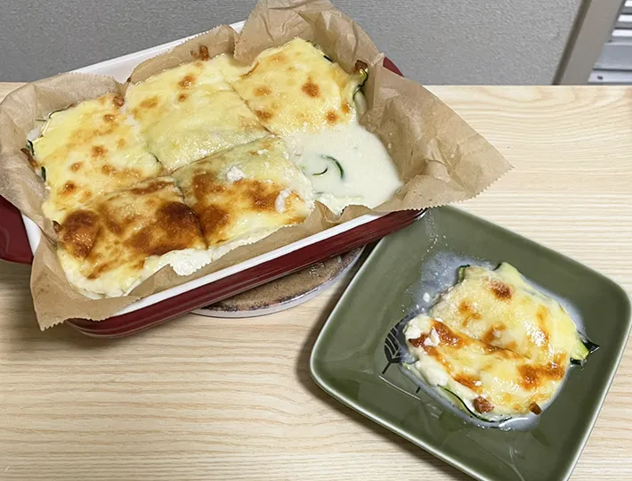 ズッキーニと豆腐の『ラザニア風』を食べる写真（撮影：grapeフード編集部）