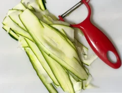 薄くスライスしたズッキーニの写真（撮影：grapeフード編集部）