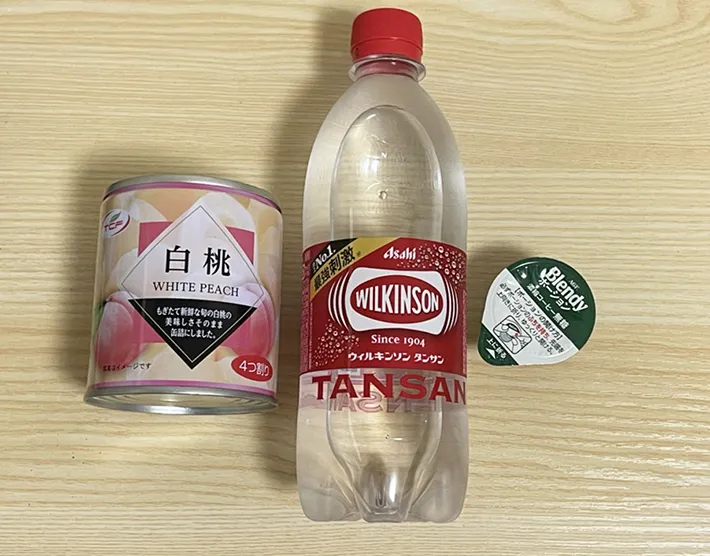 桃の缶詰、炭酸水、コーヒーポーションの写真（撮影：grapeフード編集部）