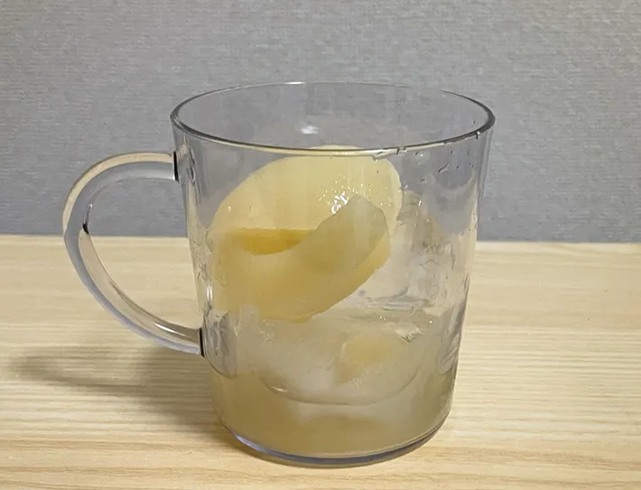 桃をグラスに入れる写真（撮影：grapeフード編集部）