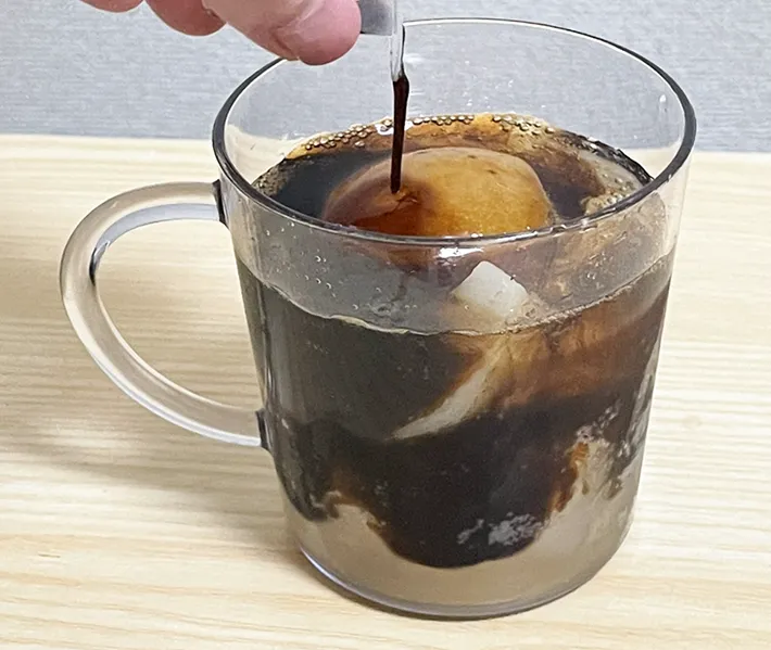 コーヒーポーションを注ぐ写真（撮影：grapeフード編集部）