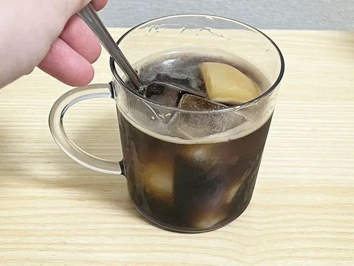 コーヒーを混ぜる写真（撮影：grapeフード編集部）