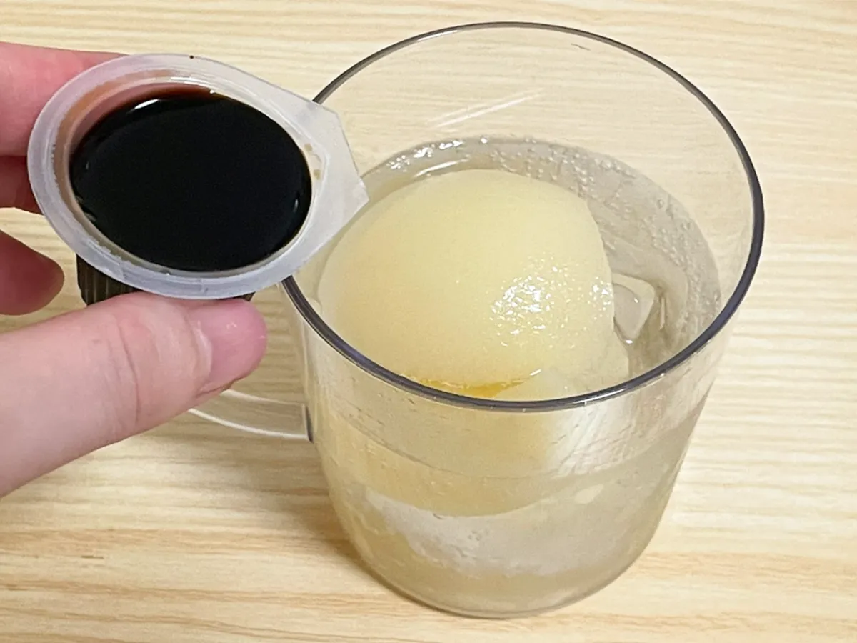 コーヒーポーションをグラスに注ぐ写真(撮影:grapeフード編集部)