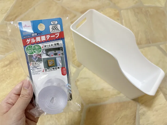 ゲル両面テープとファイルスタンドの写真（撮影：grapeライフハック編集部）