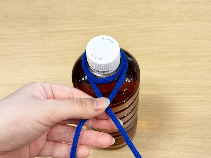 ペットボトルに紐を巻く（撮影：grapeライフハック編集部）