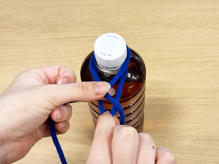 ペットボトルに紐を巻いたら手前に引く（撮影：grapeライフハック編集部）