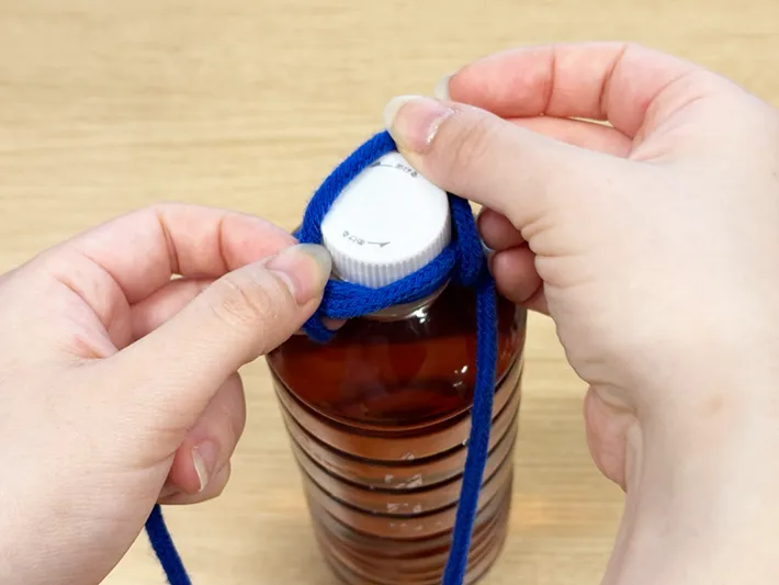 紐を奥にかける（撮影：grapeライフハック編集部）