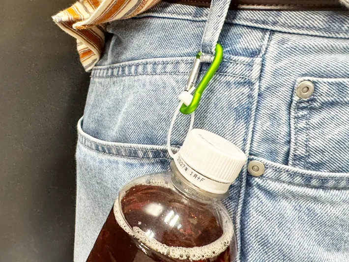 カラビナをベルトホルダーにつける（撮影：grapeライフハック編集部）