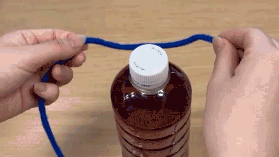 ペットボトルに紐を巻く様子（撮影：grapeライフハック編集部）
