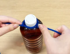 ペットボトルに紐を巻く（撮影：grapeライフハック編集部）