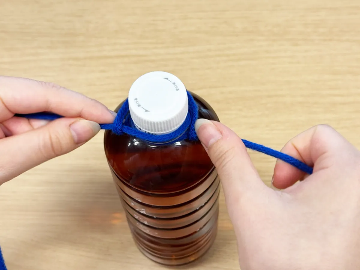 ペットボトルに紐を巻く（撮影：grapeライフハック編集部）