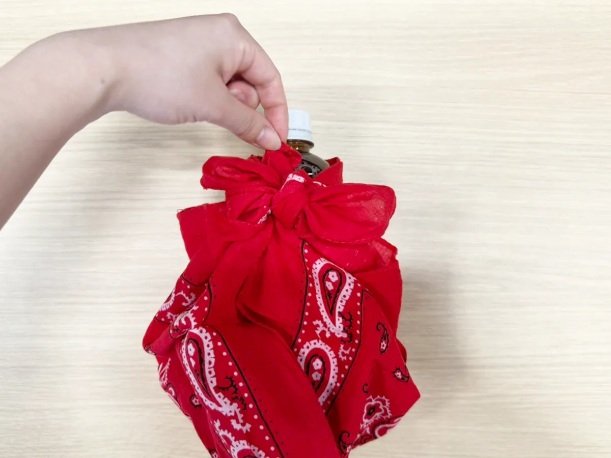 バンダナでペットボトルを巻く（撮影：grapeライフハック編集部）