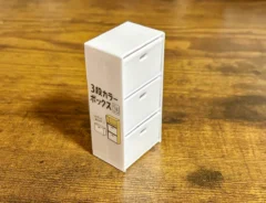 『ミニチュア 3段カラーボックス』の写真（撮影：ワード）