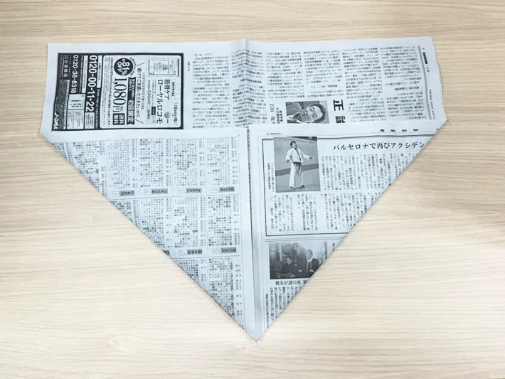 新聞紙を折る（撮影：grapeライフハック編集部）