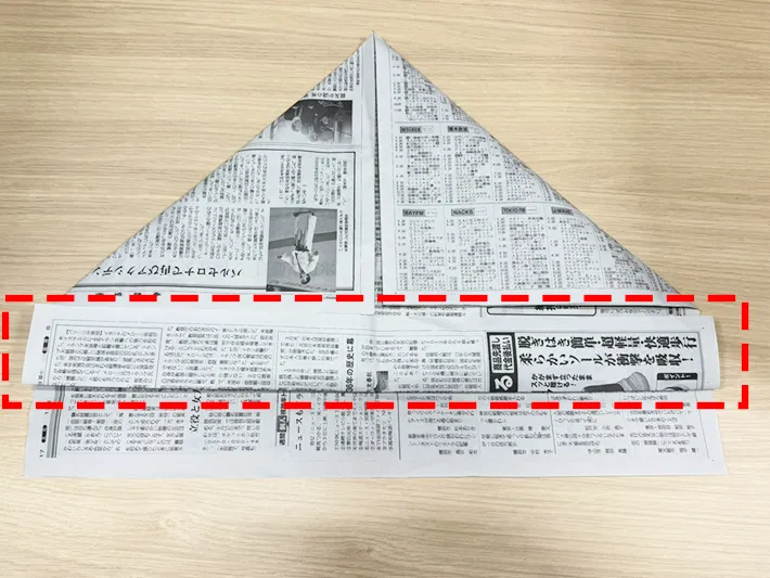 新聞紙を折る（撮影：grapeライフハック編集部）