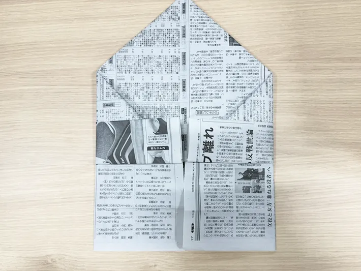 新聞紙を折る（撮影：grapeライフハック編集部）