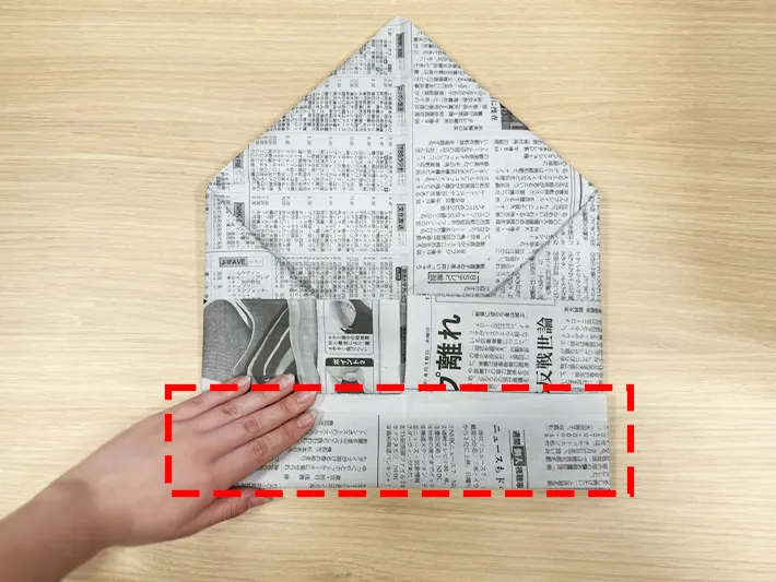 新聞紙を折る（撮影：grapeライフハック編集部）