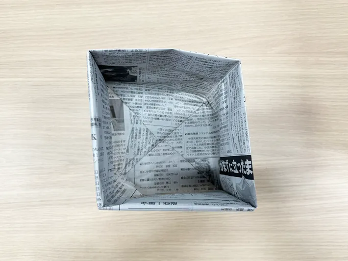 新聞紙を折る（撮影：grapeライフハック編集部）