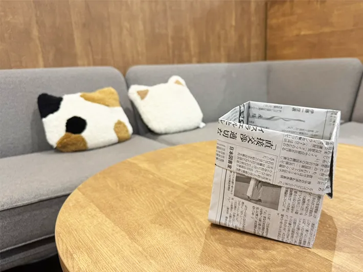 新聞紙の箱（撮影：grapeライフハック編集部）