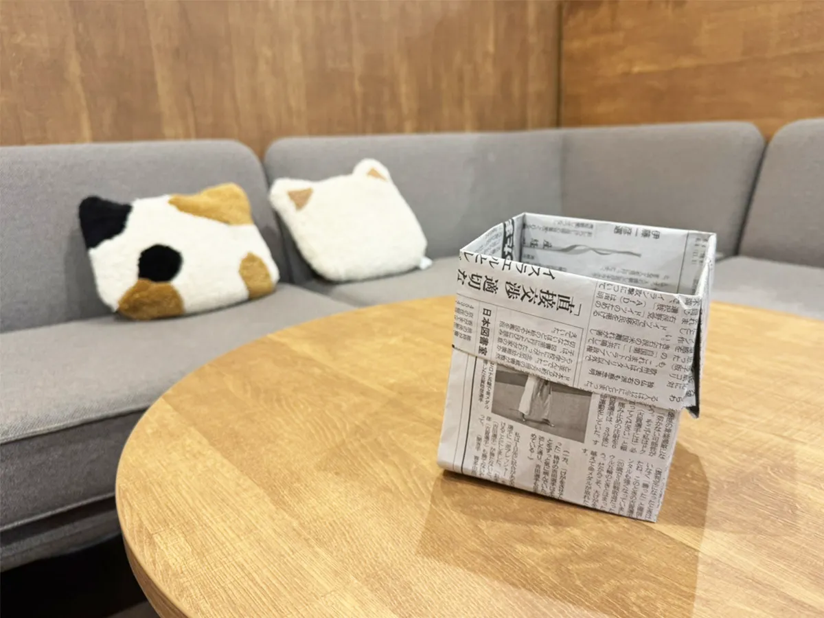 新聞紙を折る(撮影:grapeライフハック編集部)