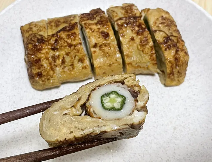 オクラとチクワの入った玉子焼きの写真（撮影：grapeフード編集部）