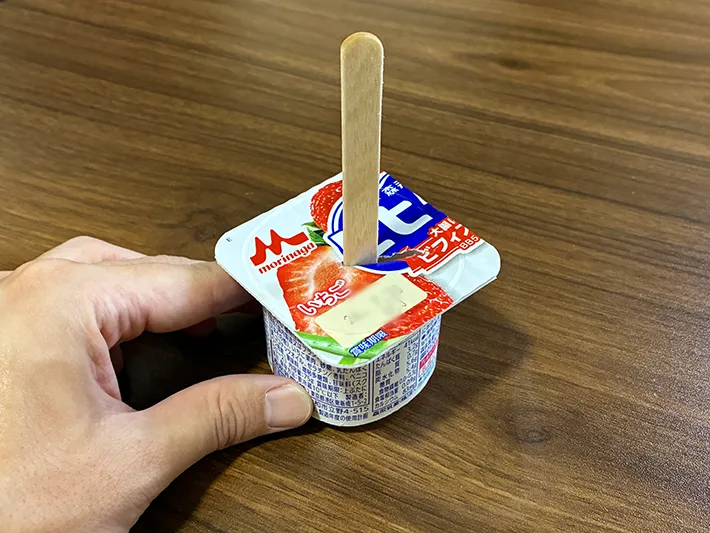 アイスの棒を差し込んだヨーグルト（撮影：grapeライフハック編集部）