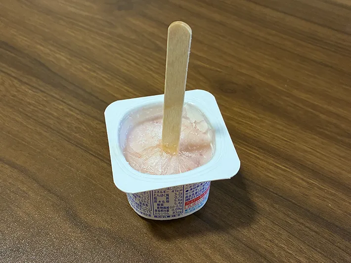 棒を差して凍らせたヨーグルト（撮影：grapeフード編集部）