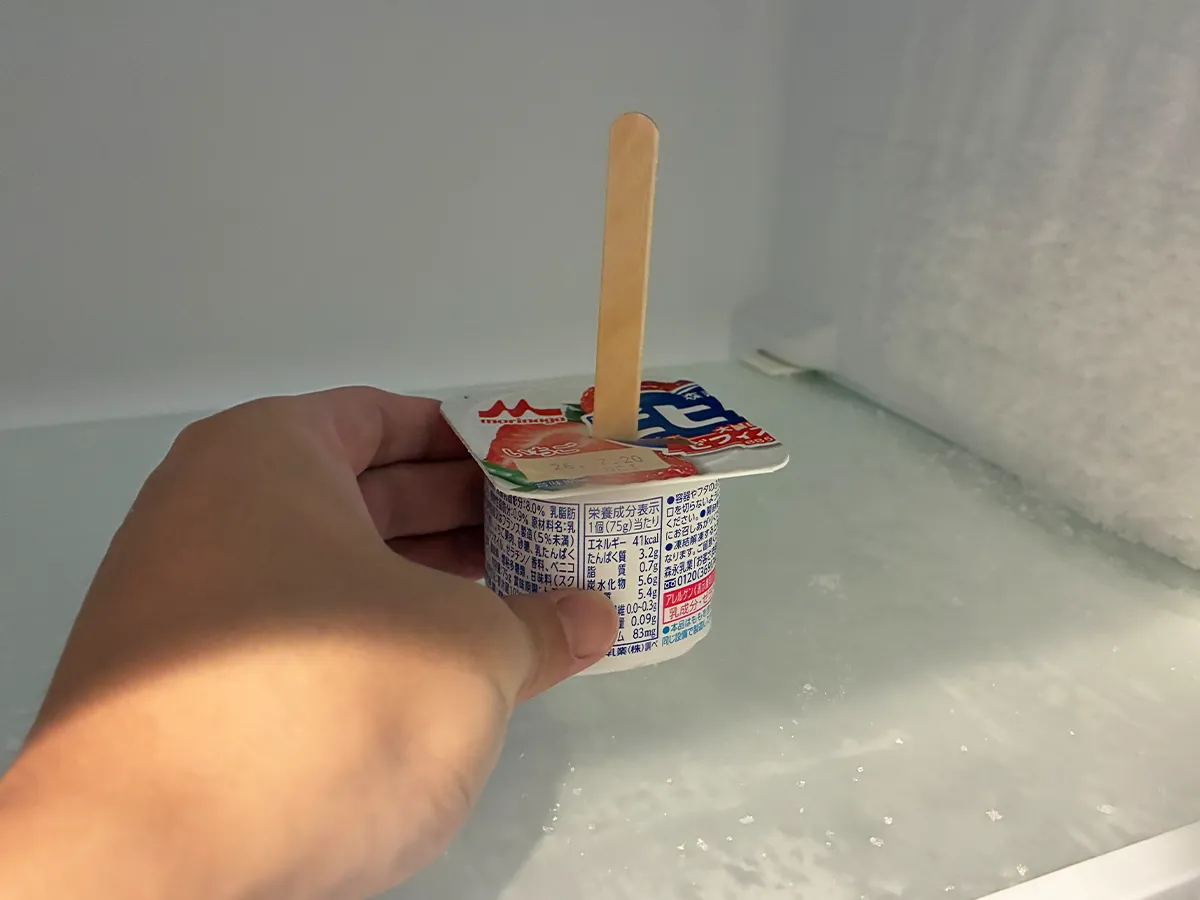 冷凍庫でアイスを冷やす場面(撮影:grapeフード編集部)