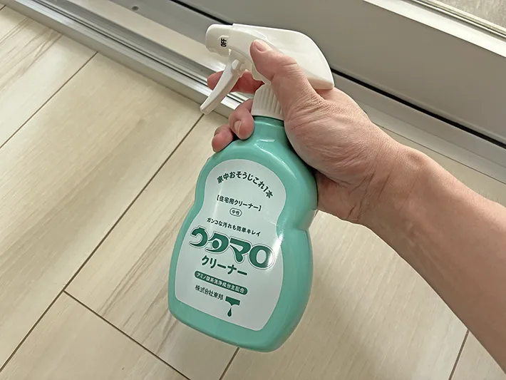 サッシで手にするウタマロクリーナー（撮影：grapeライフハック編集部）