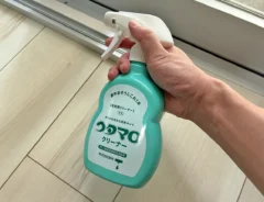 サッシで手にするウタマロクリーナー（撮影：grapeライフハック編集部）