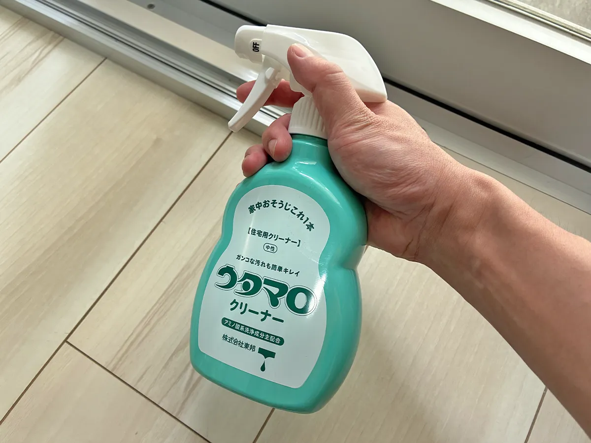 サッシで手にするウタマロクリーナー(撮影:grapeライフハック編集部)