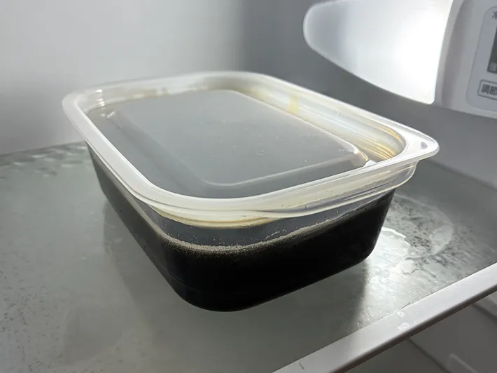 冷蔵庫で冷やすコーヒー入りのタッパー（撮影：grapeフード編集部）