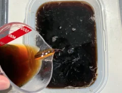 タッパーに追加のコーヒーを入れる場面（撮影：grapeフード編集部）
