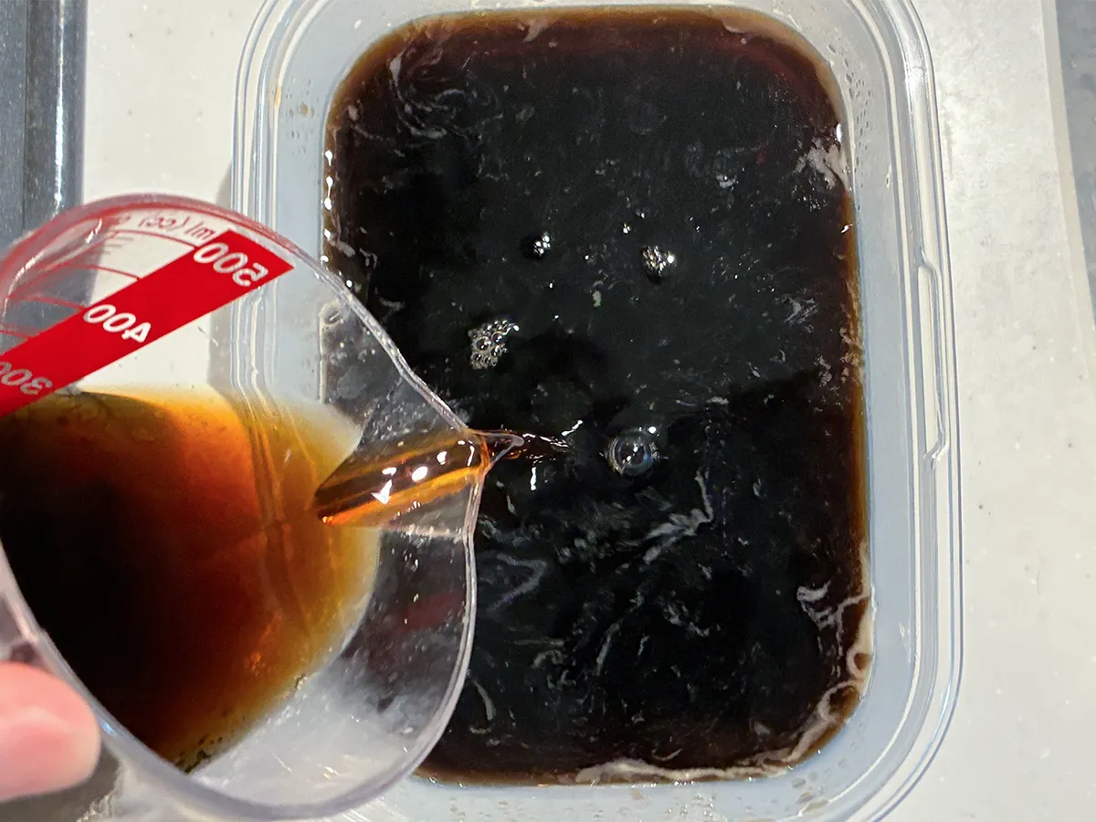 タッパーに追加のコーヒーを入れる場面(撮影:grapeフード編集部)