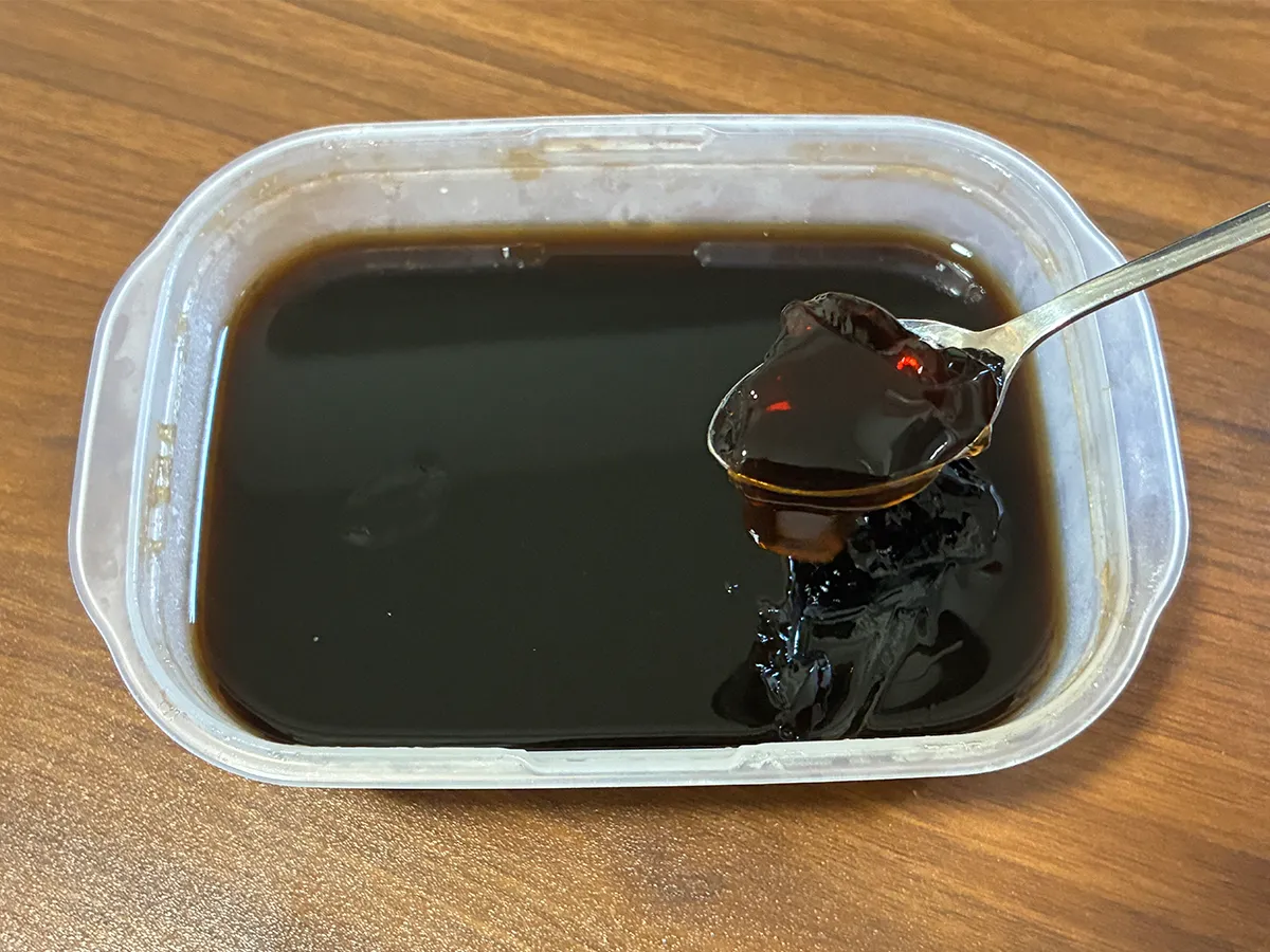 スプーンですくったコーヒーゼリー(撮影:grapeフード編集部)
