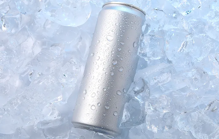 冷えた缶ビールの写真